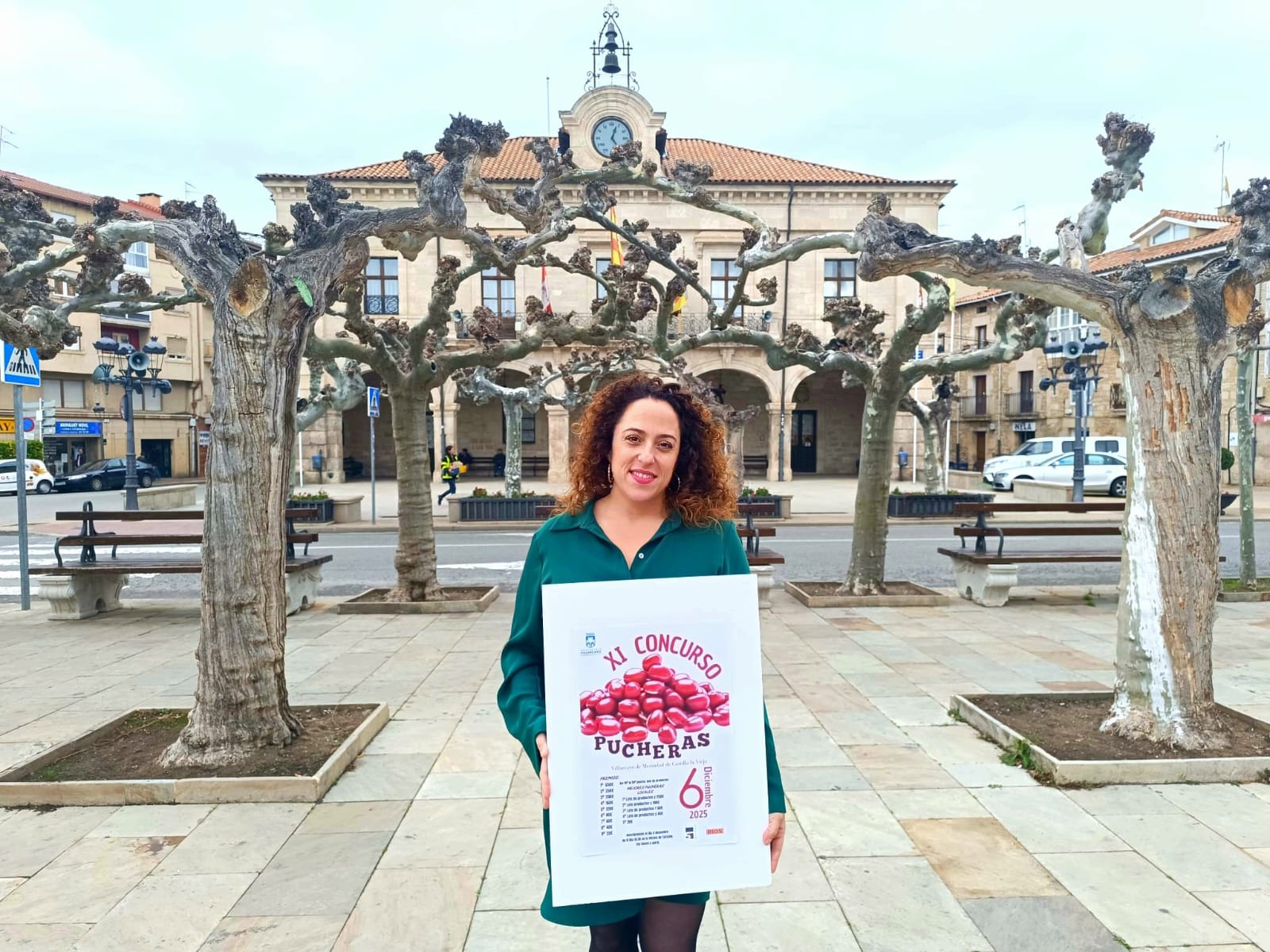La concejala de Cultura, Estefanía López, con el cartel del XI Concurso de Pucheras de Villarcayo