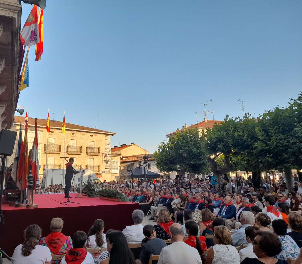 Saludo del alcalde de Villarcayo, Adrián Serna, durante el pregón de 2024 en una abarrotada plaza del Ayuntamiento.