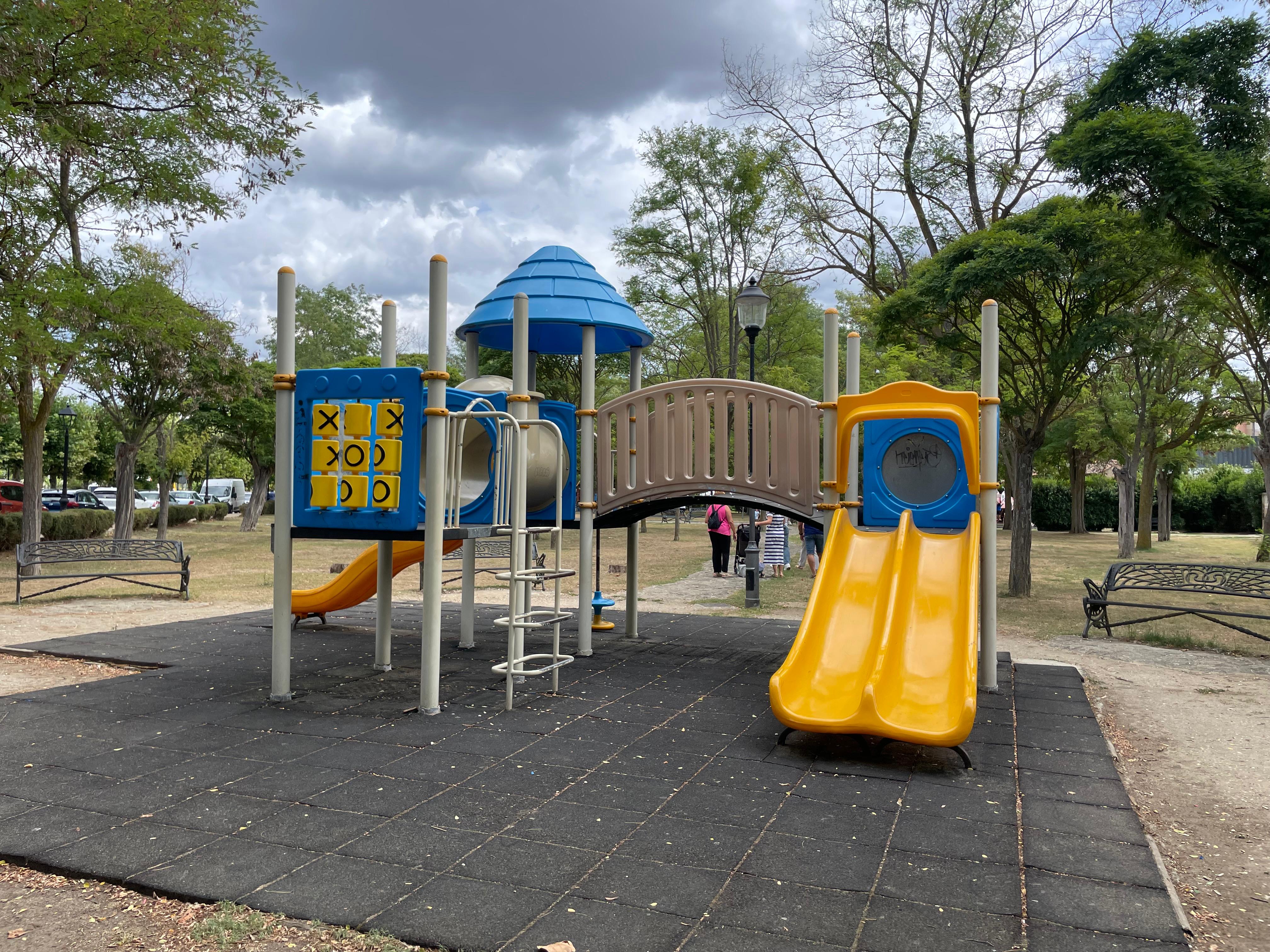 Parque infantil en Las Acacias