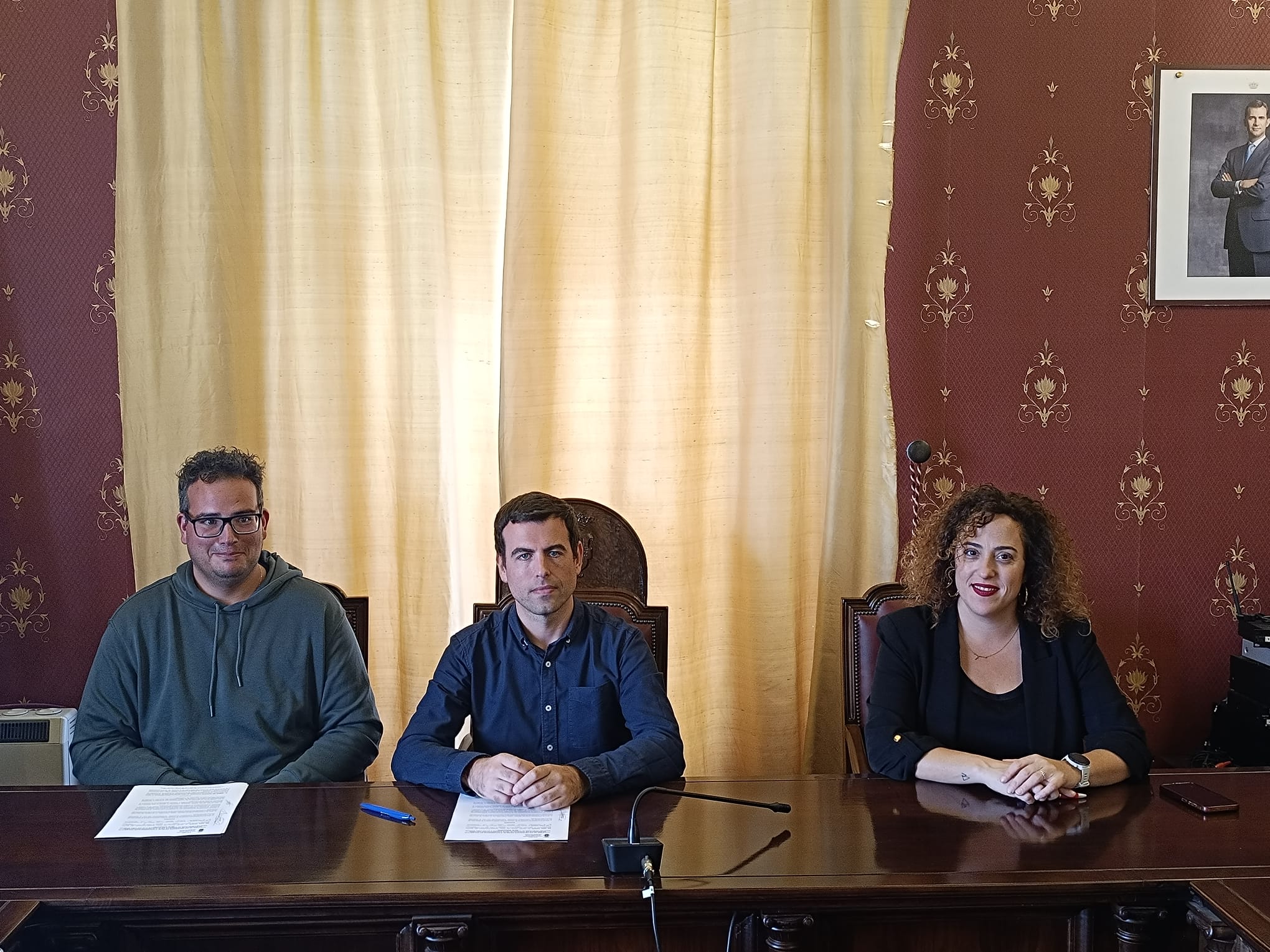 Firma del convenio entre el Ayuntamiento de Villarcayo de Merindad de Castilla la Vieja y la Asociación Cultural Agustín López 